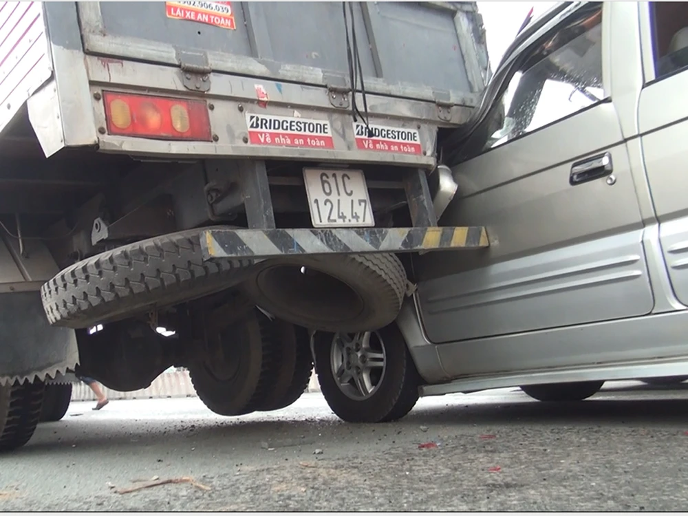 Vụ tai nạn khiến 4 người trong xe 7 chỗ hoảng loạn kêu cứu